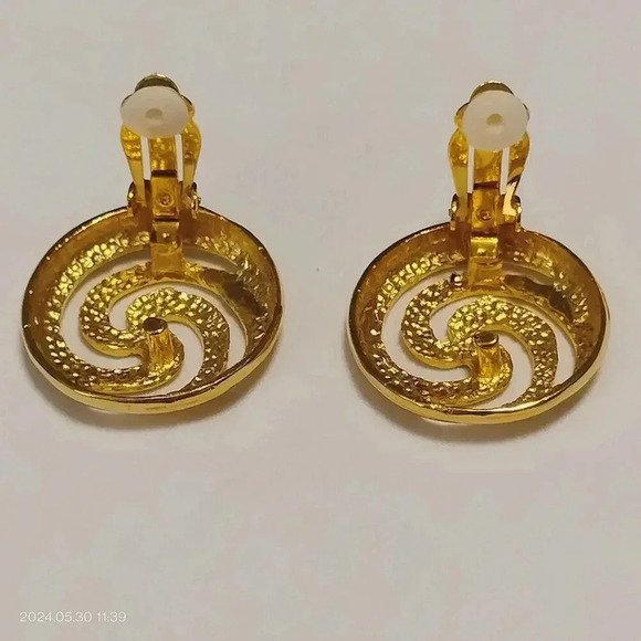 1" Unbranded Gold Tone Clip On Earrings Round Swirl pattern - Picture 4 of 7